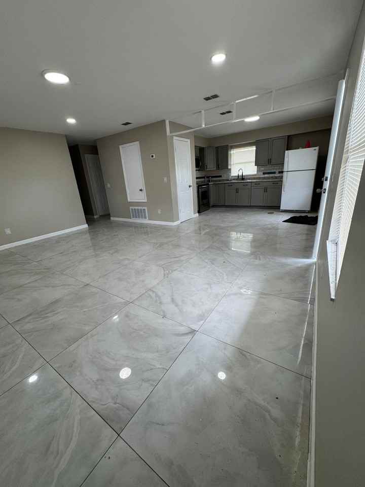 103 N Hart Blvd - Photo 2 of 6