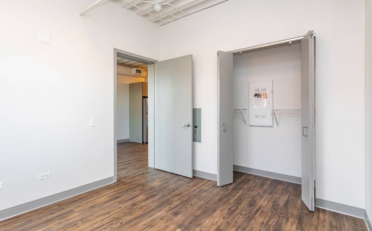 943 W Dakin St - Photo 4 of 11