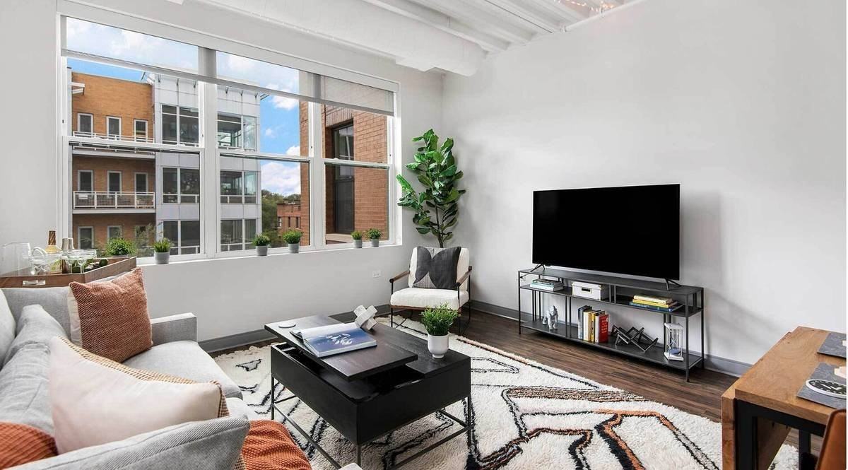 943 W Dakin St - Photo 6 of 11