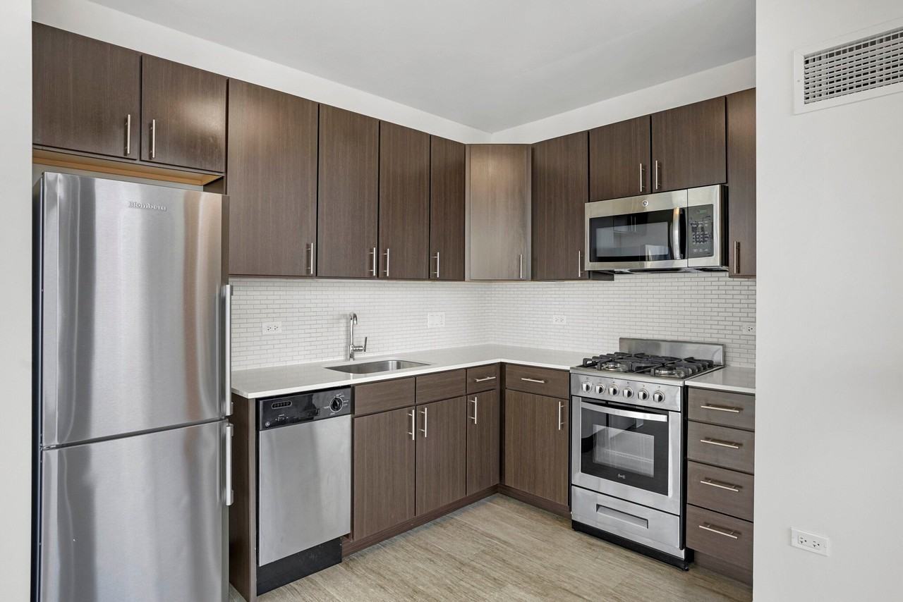 163 W Superior St - Photo 3 of 15