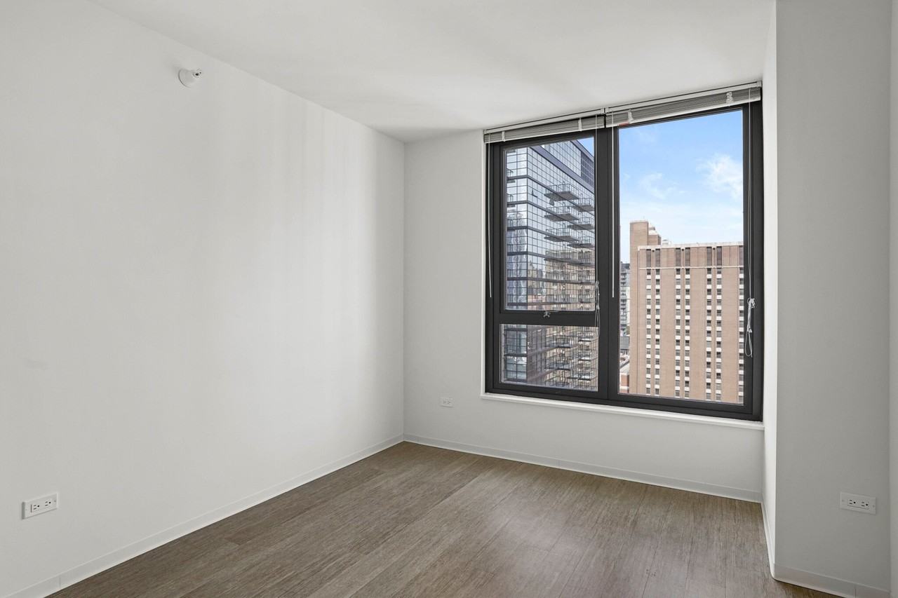 163 W Superior St - Photo 5 of 15