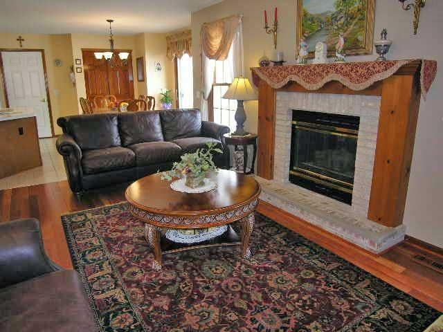 1915 Hartford Ln - Photo 4 of 16