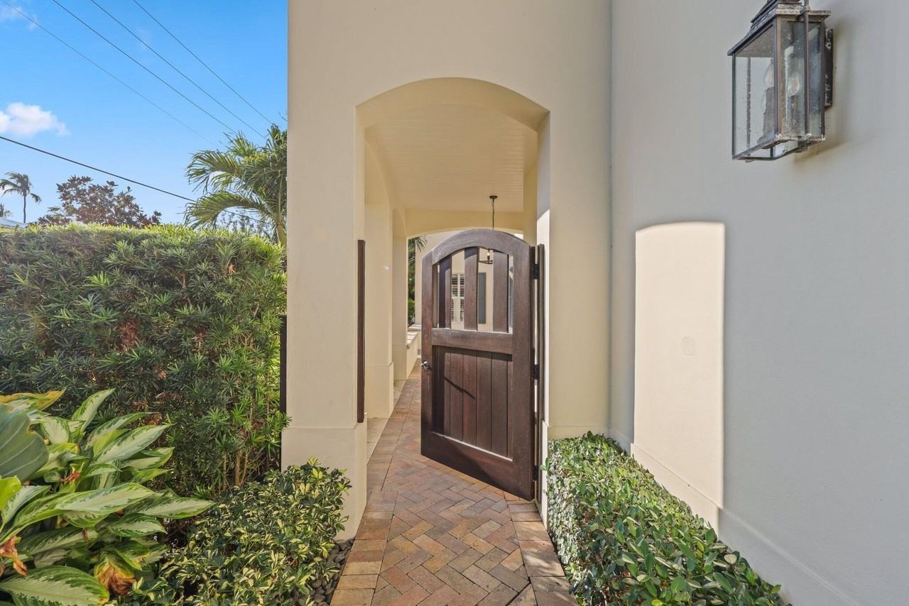 1028 Bay St - Photo 4 of 50