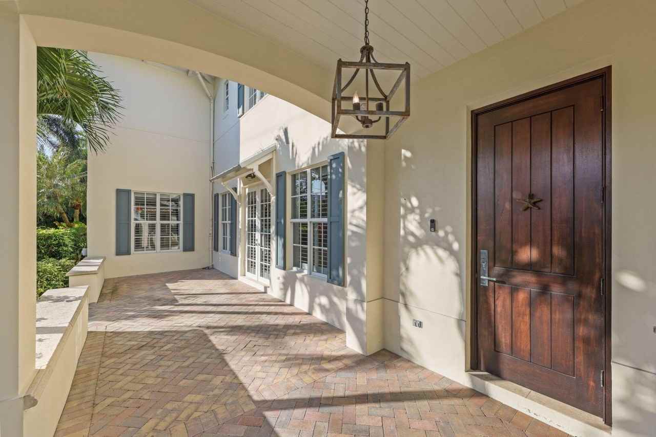 1028 Bay St - Photo 5 of 50
