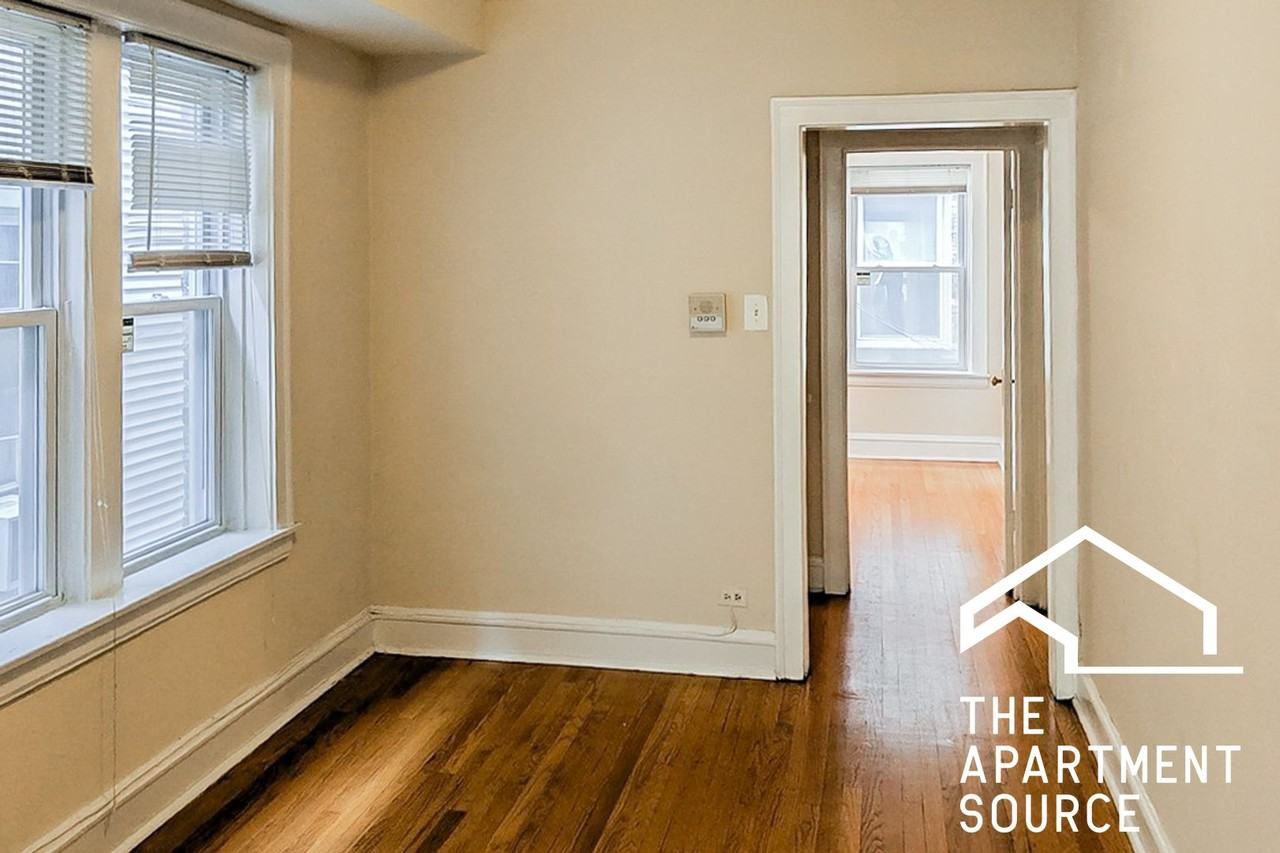 2206 W Foster Ave #1 - Photo 3 of 8