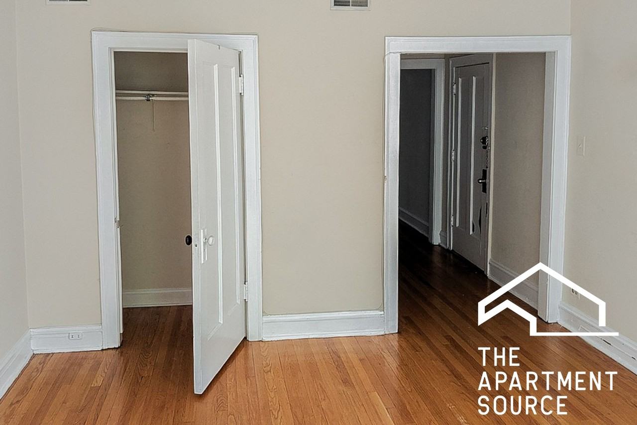 2206 W Foster Ave #1 - Photo 5 of 8