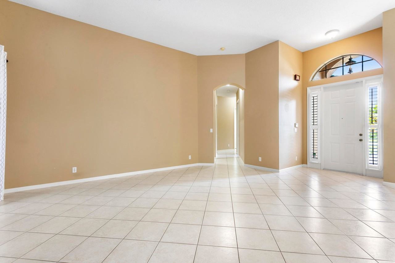Circle Dr - Photo 3 of 8
