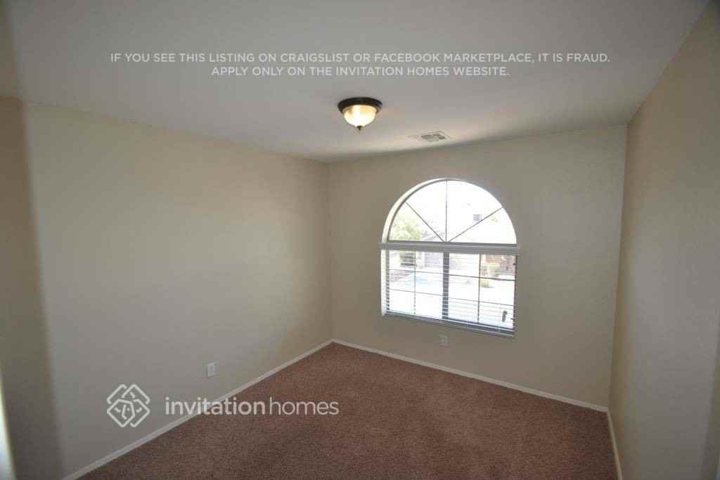 13029 W Lisbon Ln - Photo 7 of 14