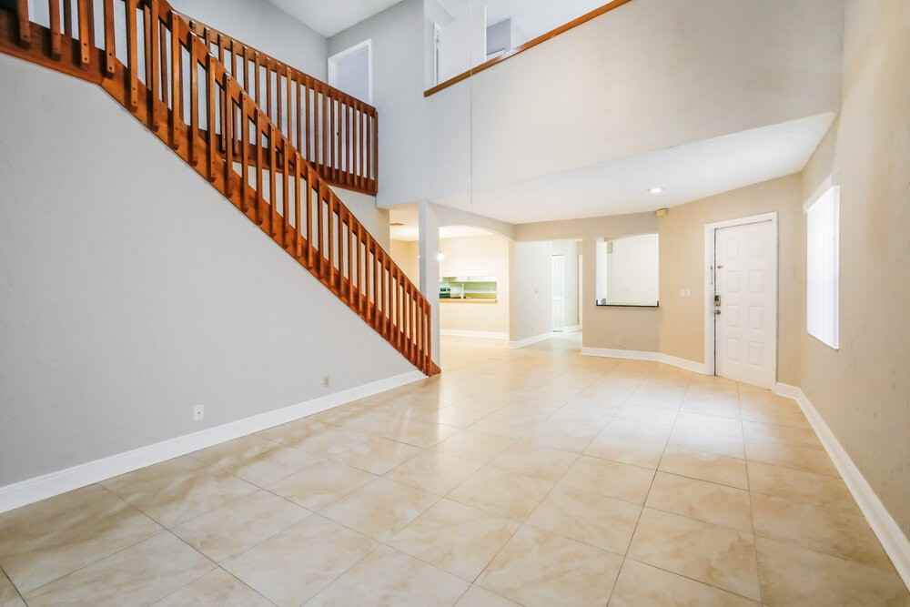 578 Lakeside Cir - Photo 4 of 17