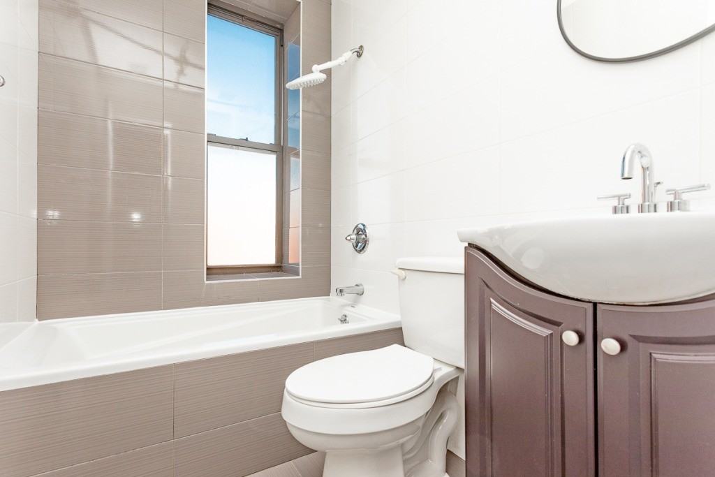 Private Bedroom in 4 Bedroom/1 Bathroom Home - Photo 4 of 8