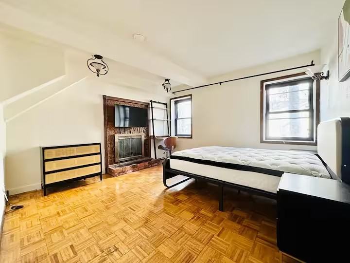 Private Bedroom in 5 Bedroom/3 Bathroom Home - Photo 5 of 7