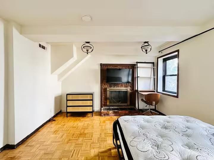 Private Bedroom in 5 Bedroom/3 Bathroom Home - Photo 6 of 7