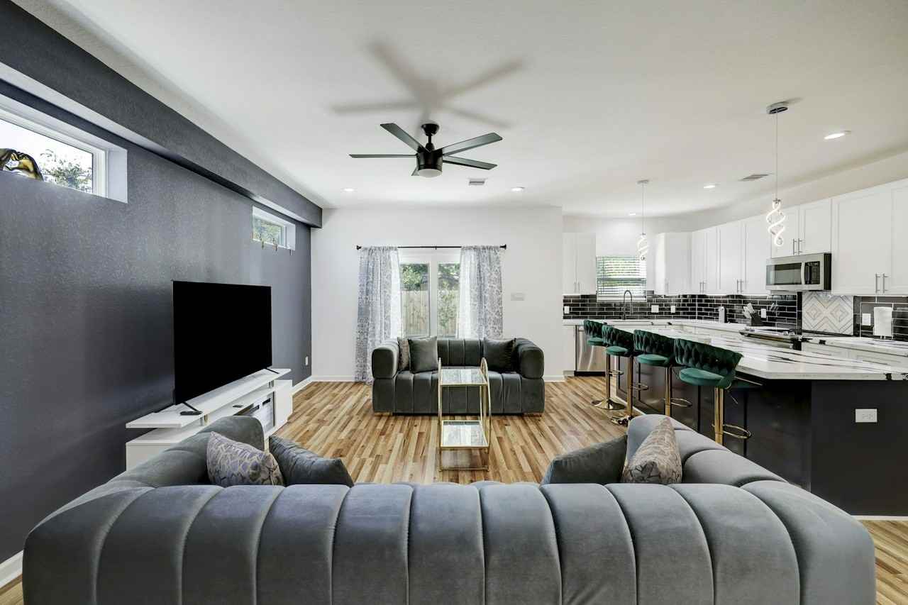 5126 Lyndhurst Drive, Unit B - Photo 3 of 22