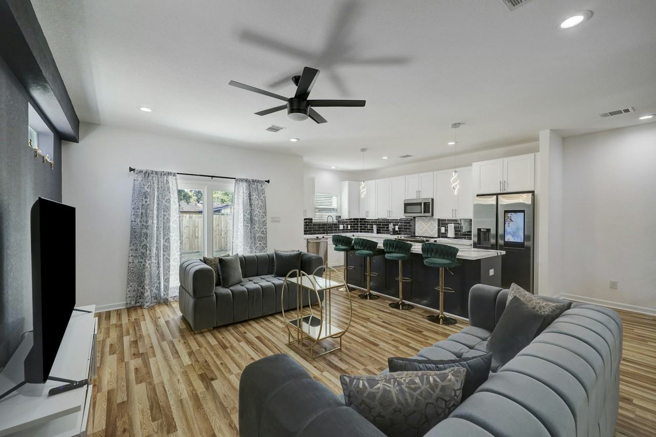 5126 Lyndhurst Drive, Unit B - Photo 4 of 22