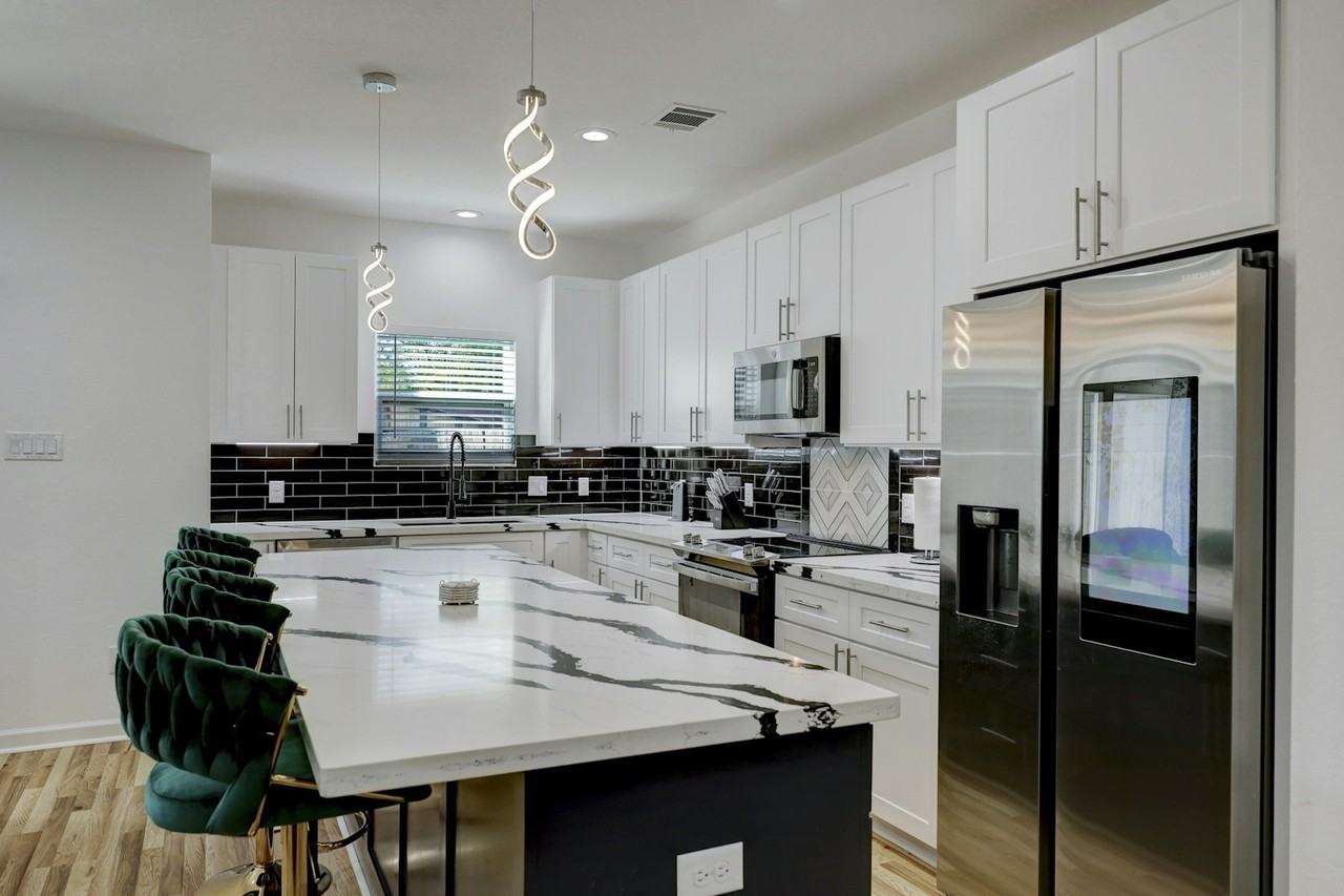 5126 Lyndhurst Drive, Unit B - Photo 6 of 22