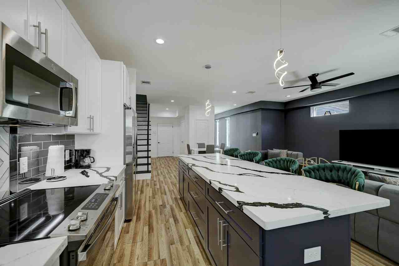 5126 Lyndhurst Drive, Unit B - Photo 7 of 22