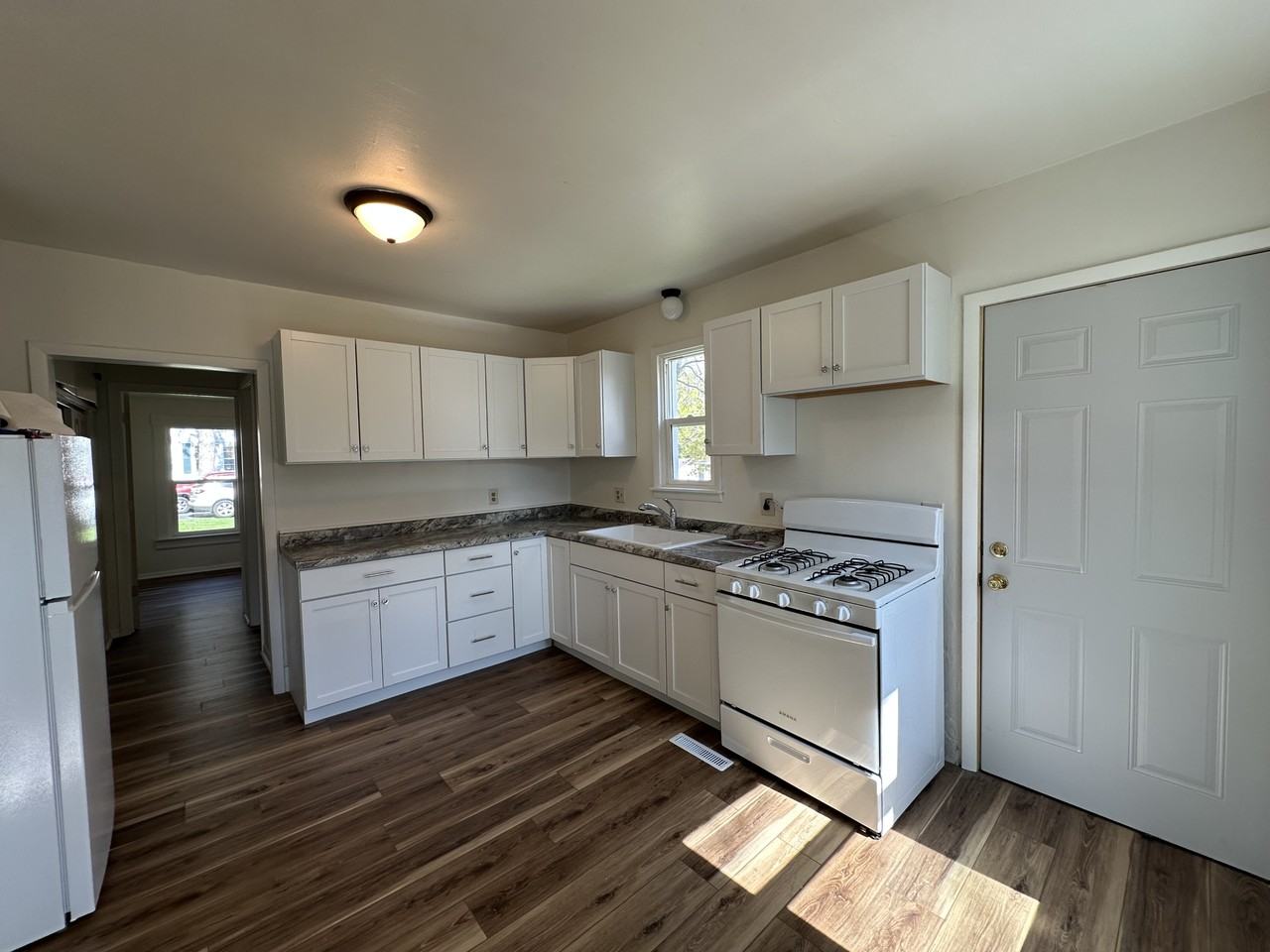 338 College St - Photo 2 of 19