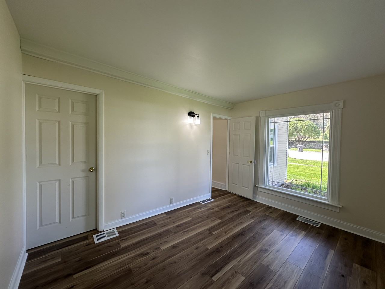 338 College St - Photo 3 of 19