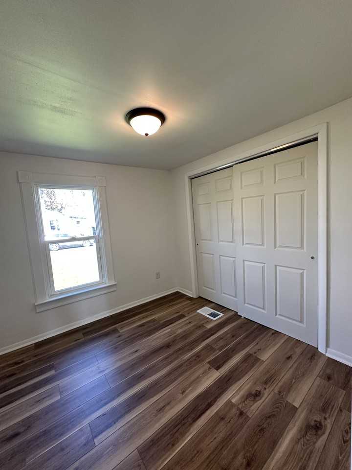 338 College St - Photo 4 of 19