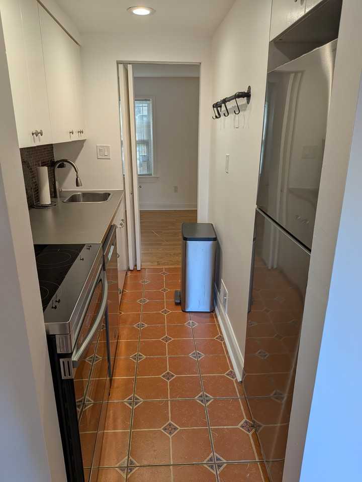 615 10th St Ne #B - Photo 3 of 14