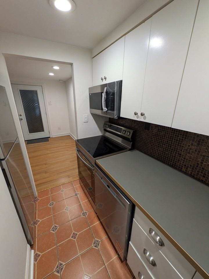 615 10th St Ne #B - Photo 4 of 14