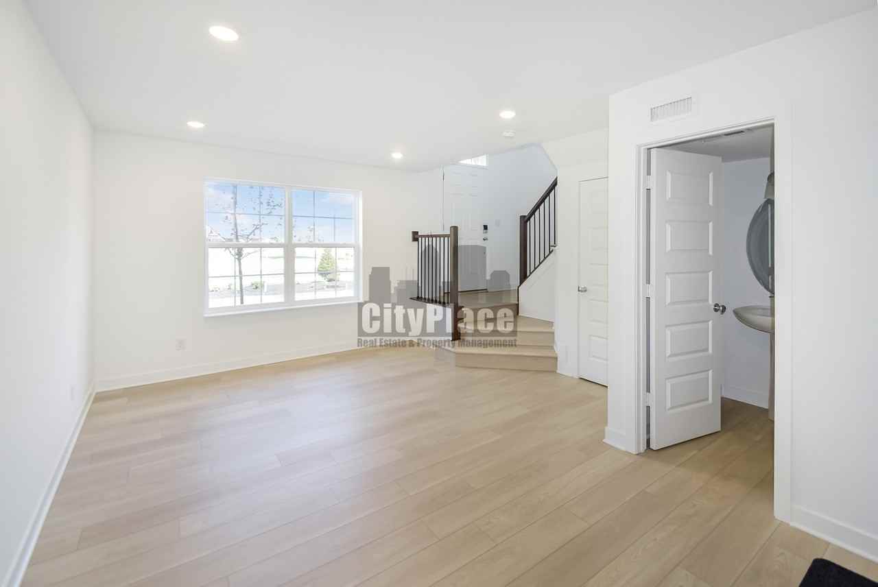 6574 Halsey St - Photo 6 of 34