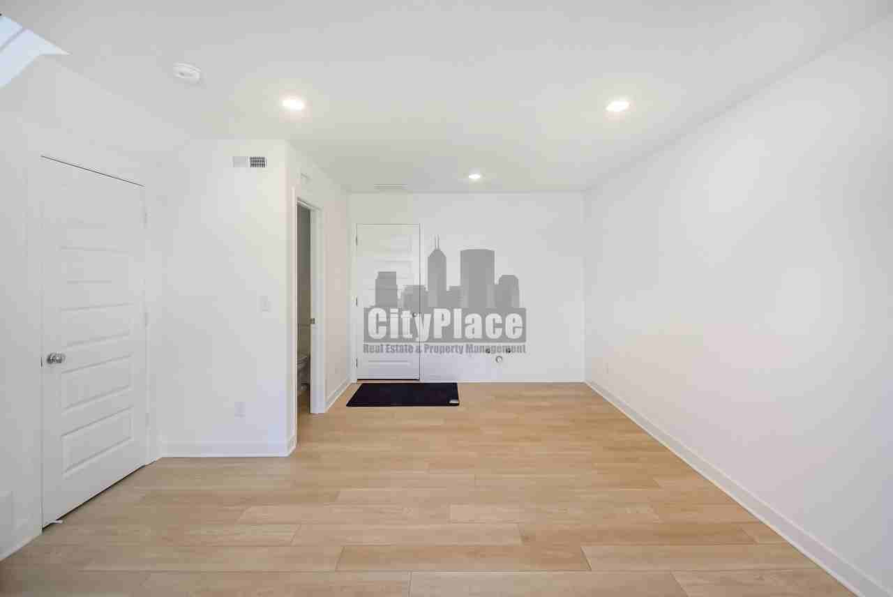 6574 Halsey St - Photo 7 of 34