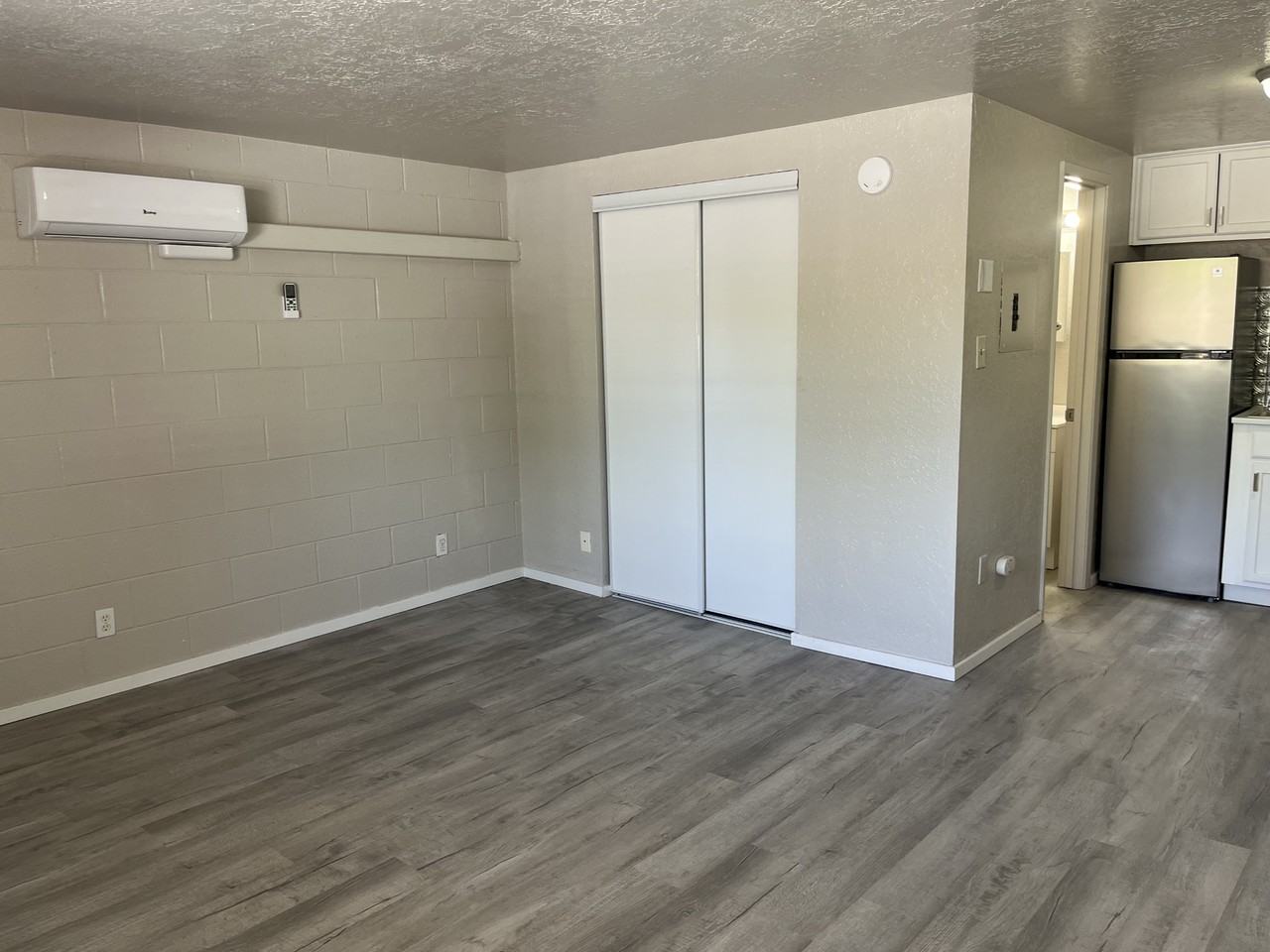 1611 Gold Ave Se - Photo 3 of 11