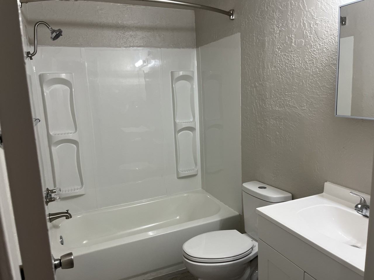 1611 Gold Ave Se - Photo 4 of 11