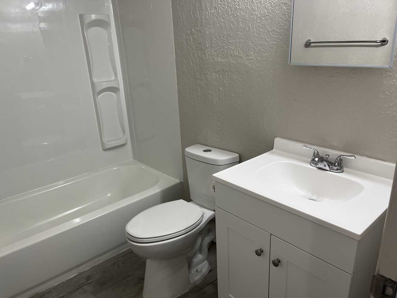 1611 Gold Ave Se - Photo 5 of 11