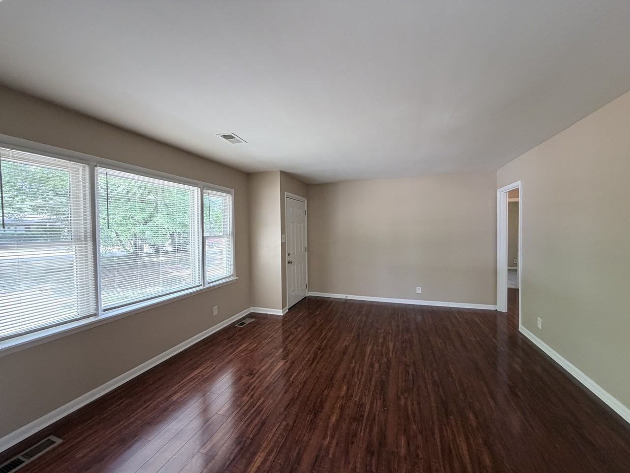 2205 Glen Iris Rd Nw - Photo 3 of 17
