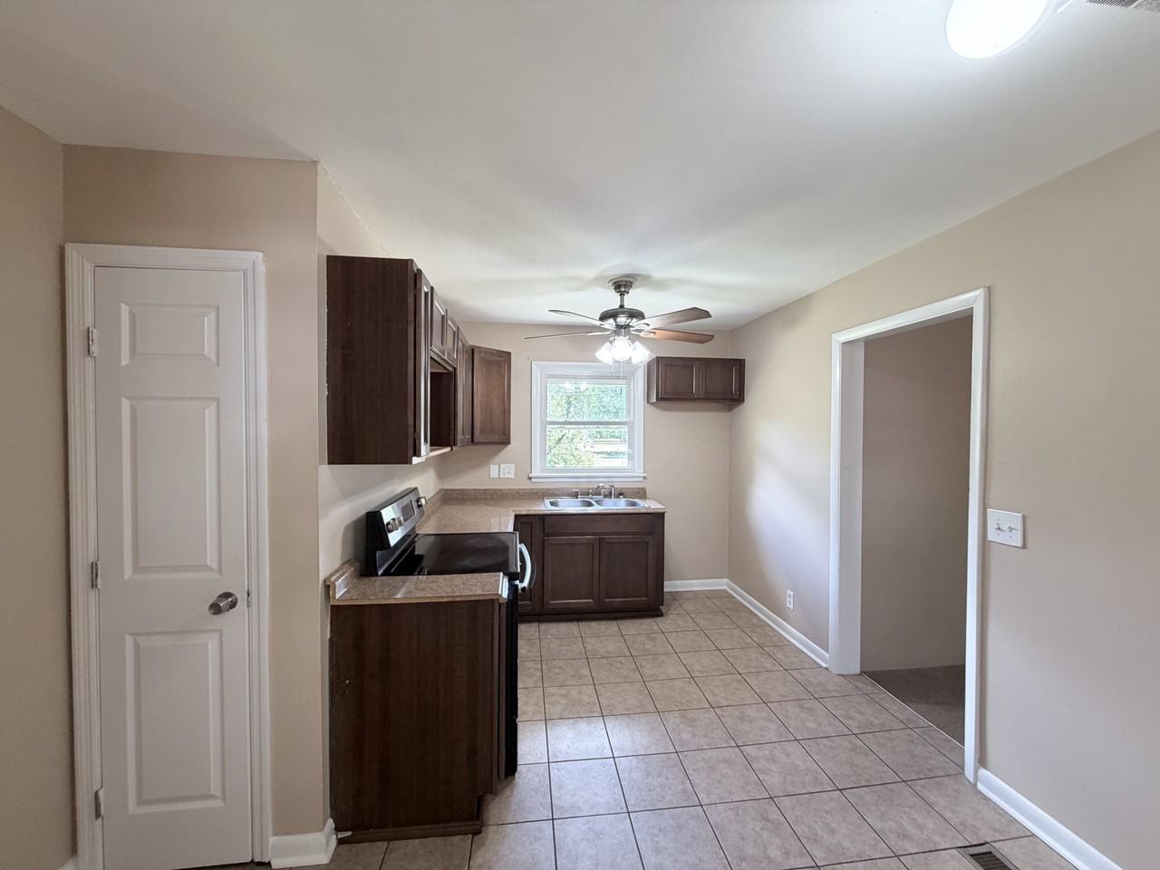 2205 Glen Iris Rd Nw - Photo 5 of 17