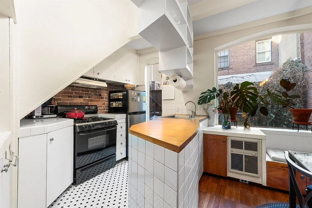 49 Garden St #C - Photo 3 of 10