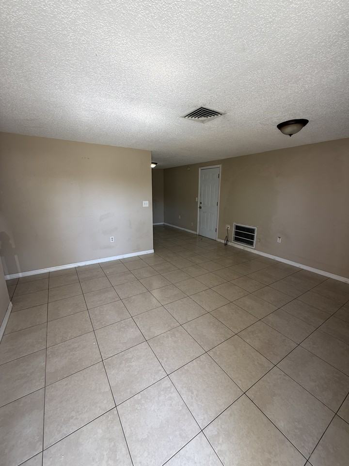 6656 Knightsbridge Dr - Photo 2 of 11