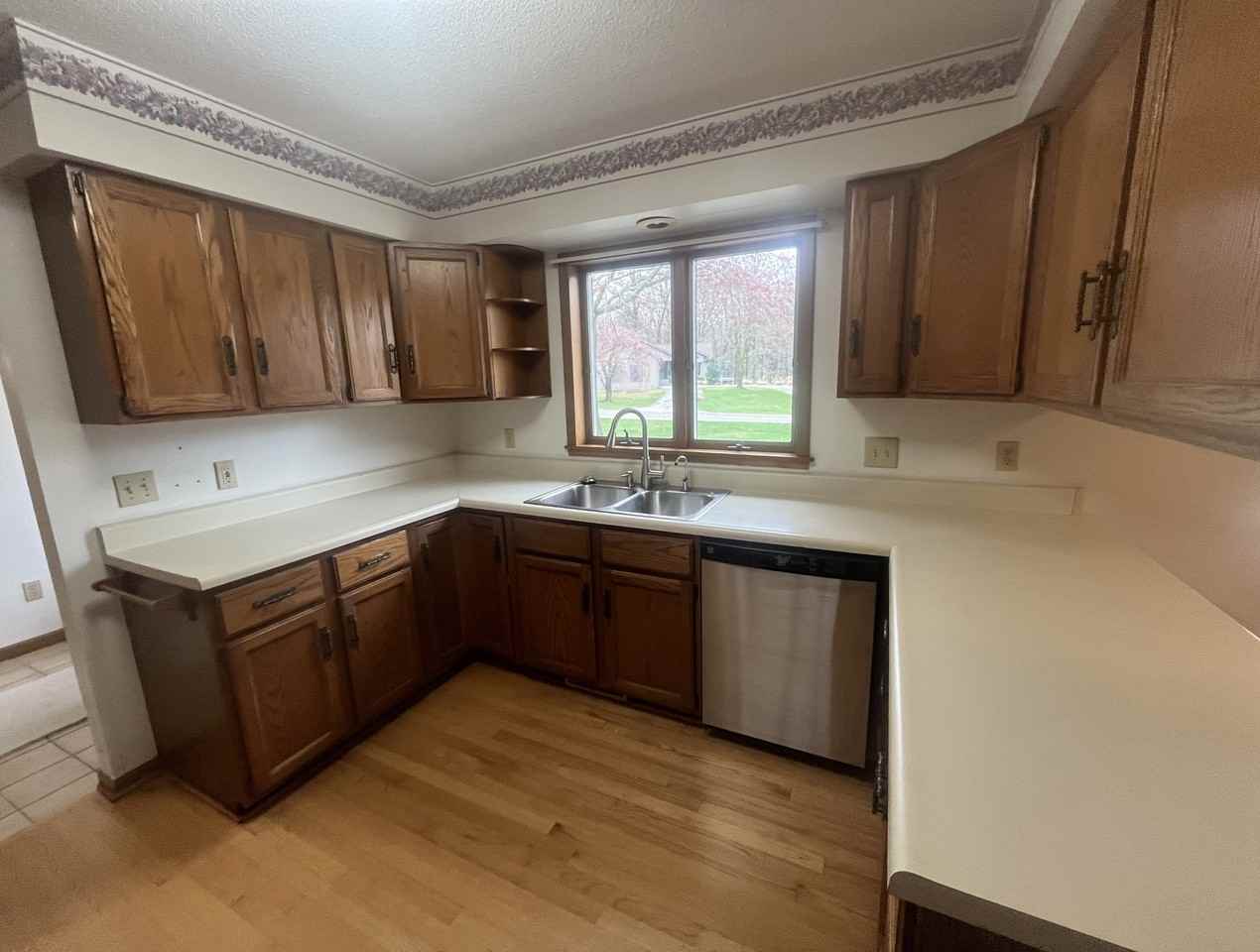 15656 Longview Ln - Photo 2 of 16