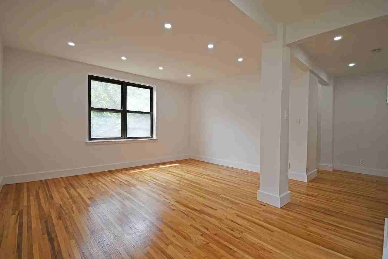 5202 39Th Ave - Photo 5 of 7