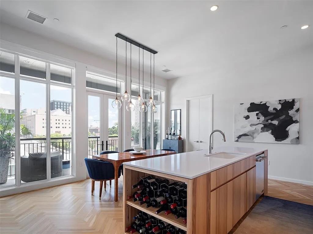 701 N Hudson Ave #404 - Photo 3 of 12