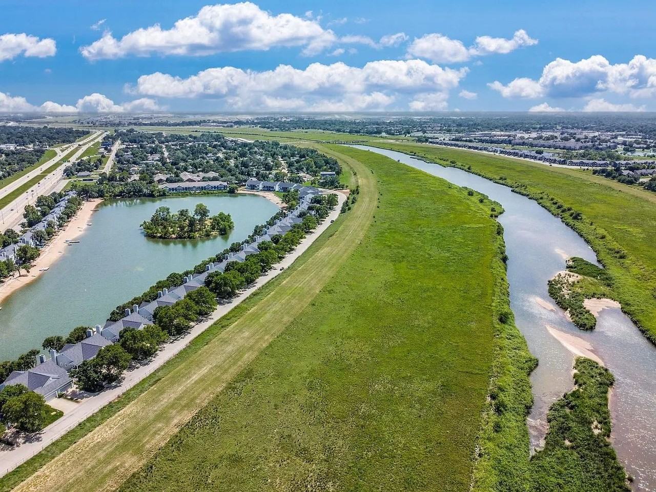 1117 N Lakewind St - Photo 4 of 18