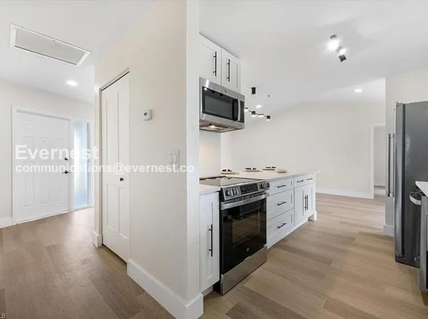 1304 Se 11th St - Photo 3 of 22