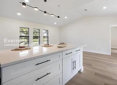 1304 Se 11th St - Photo 4 of 22