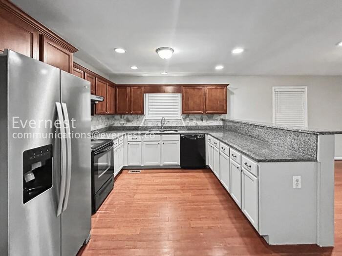 1153 Smith St Sw - Photo 4 of 32