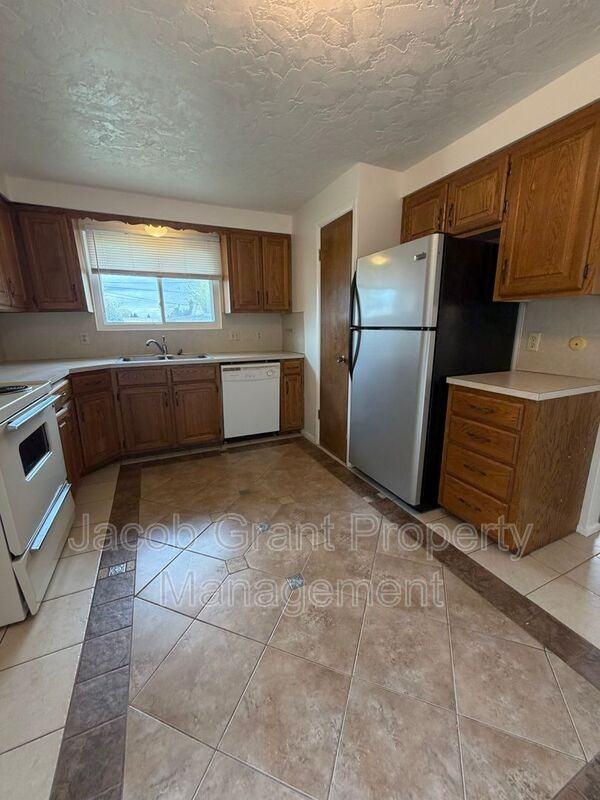 143 W Fremont Ave #3 - Photo 4 of 10