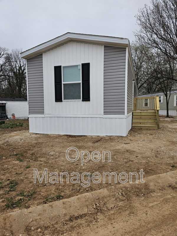 16 English Village Park - Photo 2 of 12