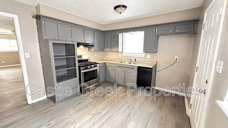 1803 Fox Ave - Photo 4 of 12