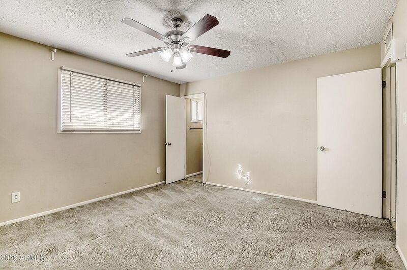 921 E Campus Dr - Photo 5 of 26
