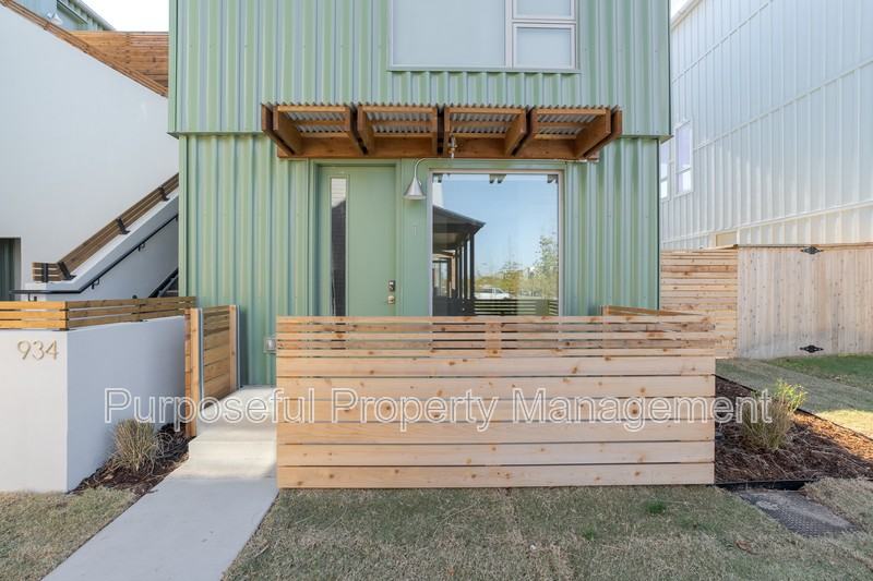 934 Hangar Dr - Photo 3 of 30