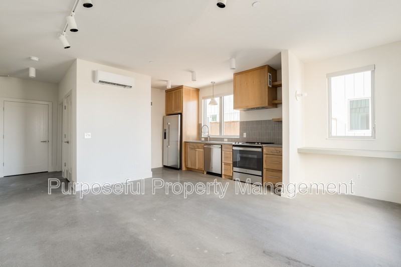 934 Hangar Dr - Photo 5 of 30