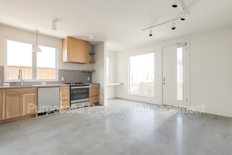 934 Hangar Dr - Photo 6 of 30