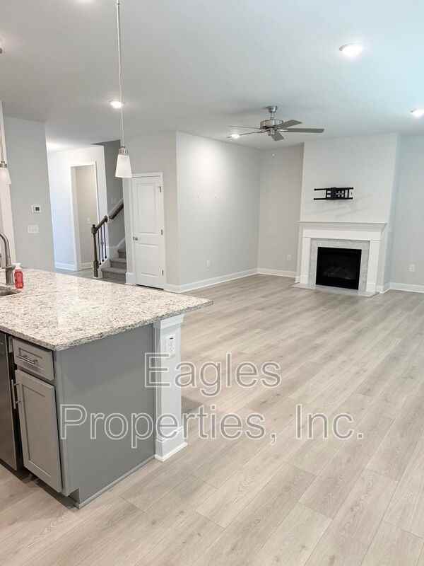 208 Bay Hill Dr - Photo 2 of 17