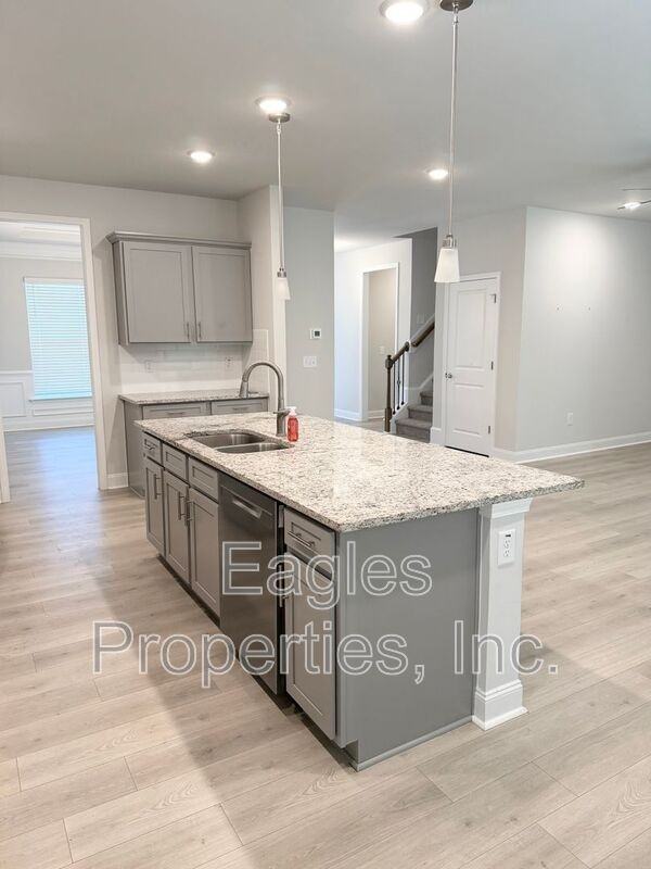 208 Bay Hill Dr - Photo 3 of 17